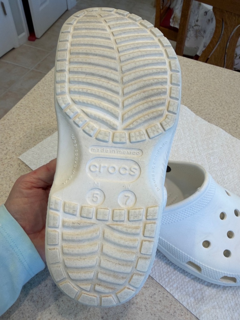 CROCS Adults White Classic Clog Sandals women’s size 7, men’s size 5 - Picture 8 of 14